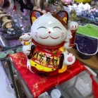 Mèo Thần Tài  Vẫy Tay, Mèo May Mắn Maneki Neko bát phương tài lộc 20cm Kèm Đệm Và Hộp Đẹp