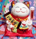 Mèo Thần Tài  Vẫy Tay, Mèo May Mắn Maneki Neko kinh doanh hưng thịnh 20cm Kèm Đệm Và Hộp Đẹp