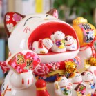 Mèo Thần Tài  Tiết Kiệm, Mèo May Mắn Maneki Neko Há Miệng Hút Tài Lộc 34cm Kèm Đệm Và Hộp Đẹp