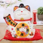 Mèo Thần Tài  Vẫy Tay, Mèo May Mắn Maneki Neko Thiên Khách Vạn Lai 19cm Kèm Đệm Và Hộp Đẹp