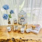 Bình Nước Dáng Trụ, Bộ Bình Đựng Nước Hoạ Tiết Vẽ Tay DoRaeMon Dáng Cốc Tròn Decor Dễ Thương Cốc Uống Nước Sứ Bát Tràng