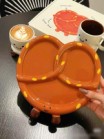Bộ sưu tập PangPang gốm sứ gồm đĩa bánh quẩy size to 2 màu nâu hồng cốc PangPang thìa quẩy