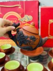 Bộ Ấm Chén Tử Sa Đắp Hoa Phù Dung Tách Lót Đen Đỏ