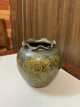 Vò khắc sen miệng lượn cao 19cm Bát Tràng