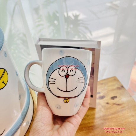 Bình Nước Dáng Trụ, Bộ Bình Đựng Nước Hoạ Tiết Vẽ Tay DoRaeMon Decor Dễ Thương Cốc Uống Nước Sứ Bát Tràng