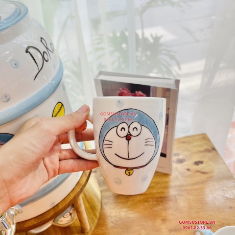 Bình Nước Dáng Trụ, Bộ Bình Đựng Nước Hoạ Tiết Vẽ Tay DoRaeMon Decor Dễ Thương Cốc Uống Nước Sứ Bát Tràng