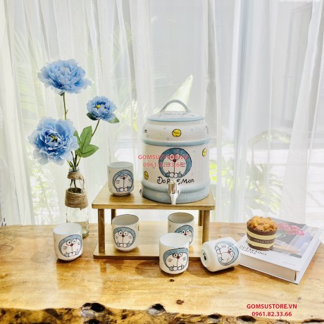 Bình Nước Dáng Trụ, Bộ Bình Đựng Nước Hoạ Tiết Vẽ Tay DoRaeMon Dáng Cốc Tròn Decor Dễ Thương Cốc Uống Nước Sứ Bát Tràng