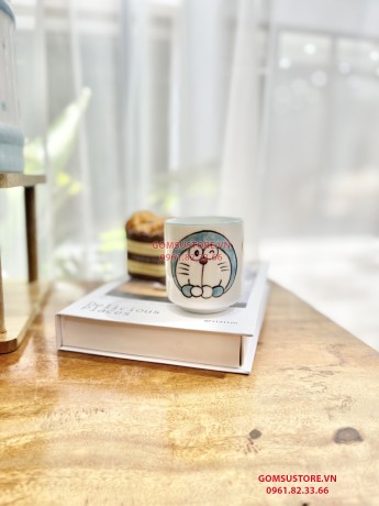 Bình Nước Dáng Trụ, Bộ Bình Đựng Nước Hoạ Tiết Vẽ Tay DoRaeMon Dáng Cốc Tròn Decor Dễ Thương Cốc Uống Nước Sứ Bát Tràng