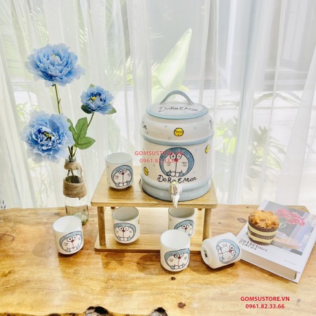 Bình Nước Dáng Trụ, Bộ Bình Đựng Nước Hoạ Tiết Vẽ Tay DoRaeMon Dáng Cốc Tròn Decor Dễ Thương Cốc Uống Nước Sứ Bát Tràng