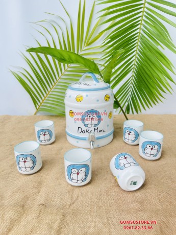 Bình Nước Dáng Trụ, Bộ Bình Đựng Nước Hoạ Tiết Vẽ Tay DoRaeMon Dáng Cốc Tròn Decor Dễ Thương Cốc Uống Nước Sứ Bát Tràng